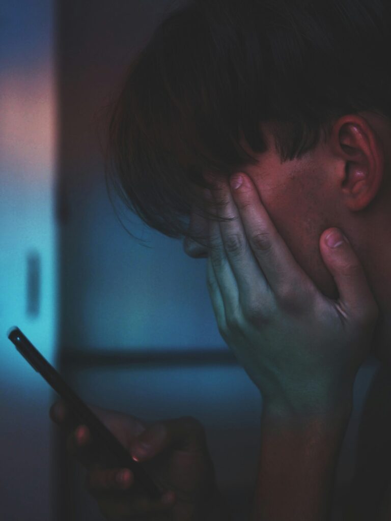 Enfant seul face au cyberharcèlement sur son téléphone – Esperancia